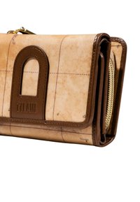Portafoglio in pelle marrone con superficie texturizzata beige chiaro, caratterizzato da una stampa simile a una mappa. Comparto con zip e dettaglio del marchio impresso.