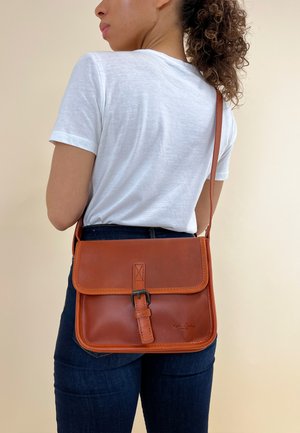 Gusti Leder FEDERICO B. - Skuldertasker - braun mit e bike lenkeradapter