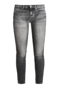 Jeans aderenti in denim nero sbiadito con una leggera sfumatura, caratterizzati da dettagli in metallo argentato, cinque tasche e cuciture tonali. Texture morbida.