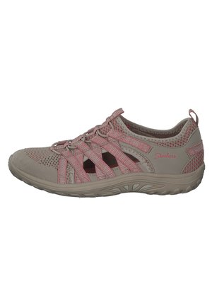 Damski sportowy sandał-sneaker Skechers w kolorze beżowym z różowymi plecionymi paskami i oddychającą siateczką, z elastyczną podeszwą i łatwym wkładaniem.