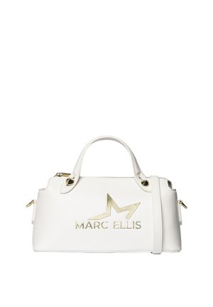 Sac à main blanc Marc Ellis avec deux poignées, logo doré et clous, et une bandoulière détachable sur fond blanc.