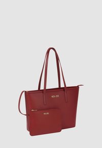 Borsa a spalla in pelle rossa con due lunghe maniglie e una pochette più piccola coordinata, entrambe con decorazioni in oro sul fronte.