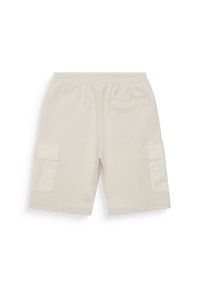 Pantalones cortos beige con cinturilla elástica, dos bolsillos cargo a los lados y un bolsillo trasero. Textura suave, diseño hasta la rodilla, costuras simples.
