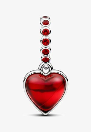 Ciondolo a forma di cuore rosso realizzato in vetro, incastonato in metallo argentato lucido, con cinque piccoli accenti rotondi rossi sopra il cuore.