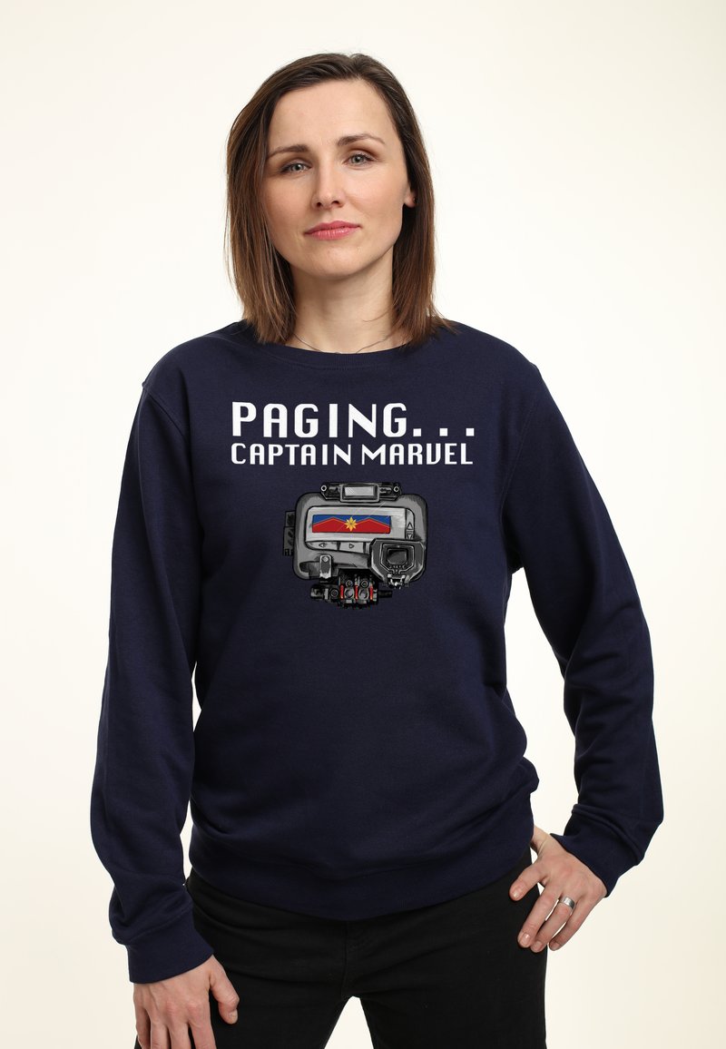 Felpa blu navale con la scritta "PAGING... CAPTAIN MARVEL" e un'immagine di un dispositivo sci-fi con un'emblema rosso e blu e pulsanti di controllo.
