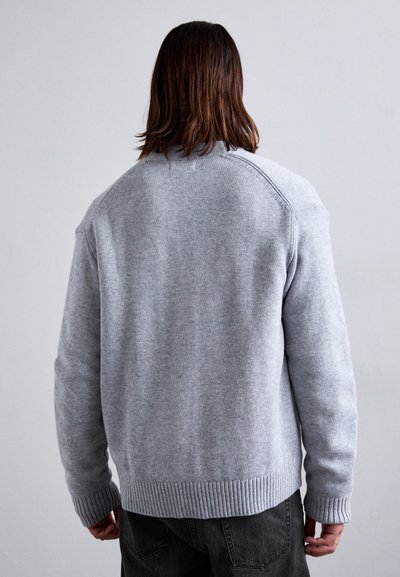 Maglione grigio chiaro in maglia con orlo e polsini a costine, caratterizzato da un design pulito e una finitura testurizzata, visto da dietro.