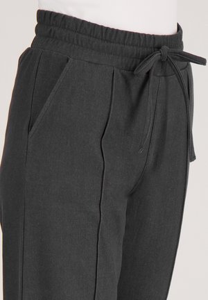 Donkergrijze joggingsbroek met een elastische tailleband, trekkoord en zijzakken. Gemaakt van een gestructureerde stof met een gladde afwerking.