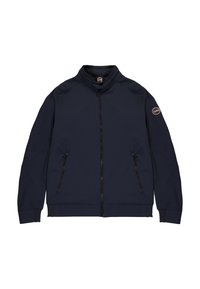 Giacca soft-shell blu navy con colletto alto, zip completa, tasche laterali con zip e patch con logo sulla manica sinistra. Texture liscia, design casual.