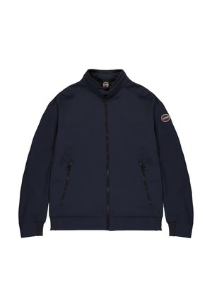 Marineblauwe softshell jas met hoge kraag, volledige rits, gevoerde zijzakken en logo-patch op de linker mouw. Gladde textuur, casual ontwerp.
