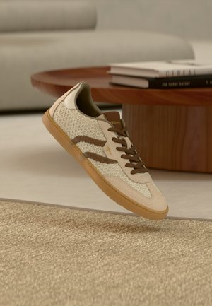 Sneaker mit weißem Mesh-Obermaterial, braunen Akzenten und einer Gummisohle. Verfügt über braune Schnürsenkel und einen gepolsterten Schaft für Komfort.