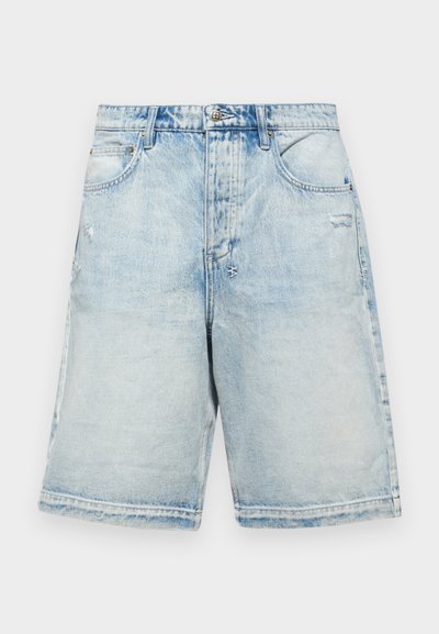Calções de ganga azul claro com um ajuste confortável, apresentando cinco bolsos, um design desgastado e detalhes cosidos.