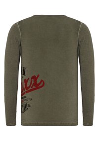 Langärmliges olivgrünes T-Shirt aus weichem Stoff, das auf der Rückseite einen großen roten Grafikdruck mit Text und Designelementen zeigt.
