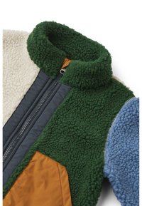 Fleecejacke mit grünen, beigen, blauen und orangefarbenen Paneelen. Hoher Kragen, Reißverschluss und strukturierte Stoffakzente.