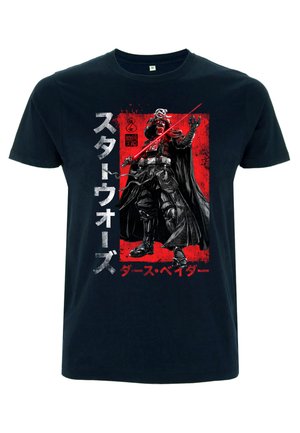 Sort bomulds T-shirt med et grafisk tryk af en karakter med et rødt lyssværd og japansk tekst mod en rød baggrund.