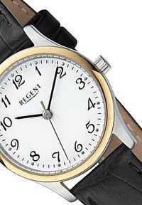 Montre à cadran blanc rond avec des chiffres arabes noirs, lunette dorée et boîtier argenté. Bracelet en cuir noir avec surface texturée.