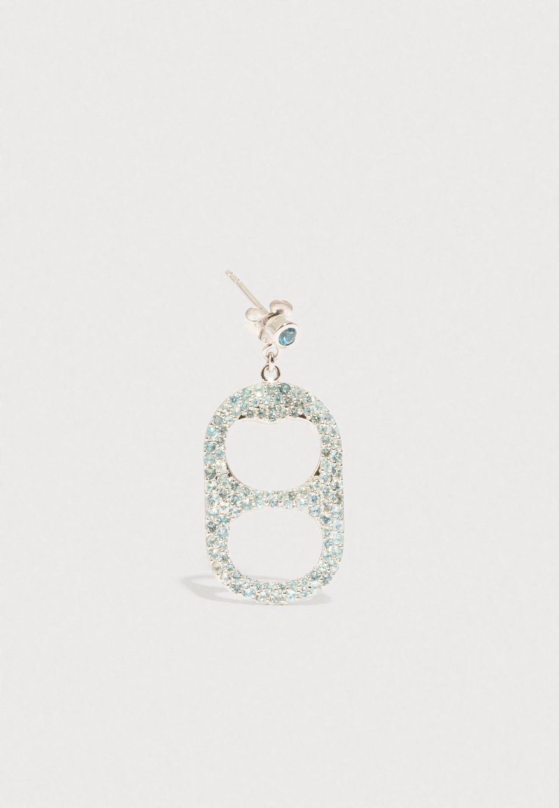 Jedna srebrna naušnica u obliku kapljice s svijetloplavim dragim kamenjem koje tvori ovalni oblik te malim plavim kamenom na šipki za pričvršćivanje.