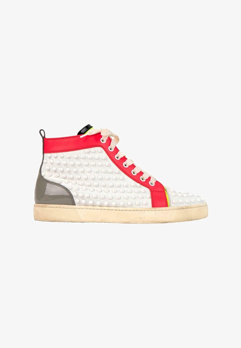 Baskets montantes avec une base blanche couverte de clous ronds, accents rouges autour des lacets et de la cheville, talon gris et semelle beige.