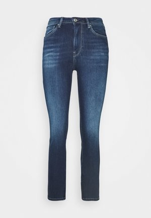 Jean slim bleu foncé avec fermeture par bouton et zip, poches avant et décoloration subtile sur les cuisses et les genoux.