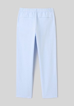 Pantalon bleu clair à taille élastique, jambes droites et deux poches passepoilées au dos sur fond gris.