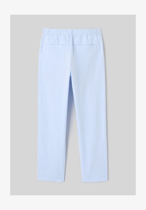 Pantalon bleu clair à taille élastique, jambes droites et deux poches passepoilées au dos sur fond gris.