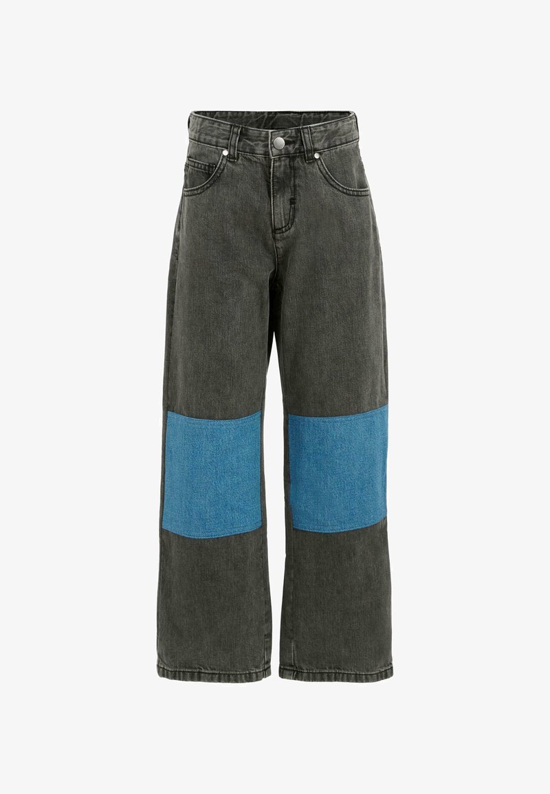 Jean large en denim gris foncé avec des patchs bleus contrastants aux genoux. Comprend des poches standard et une fermeture à bouton.