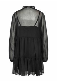 Robe noire transparente à manches longues avec un col froncé, une jupe superposée et des bretelles spaghetti ajustables visibles sous la robe.