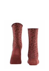 Calze con stampa leopardata rossa realizzate in un materiale testurizzato con una finitura lucida. Design al ginocchio con una forma sagomata e una finitura in tessuto morbido.