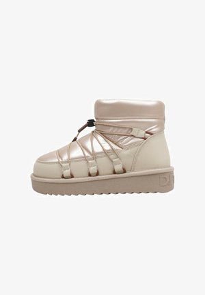 Bottine beige matelassée à finition brillante, dotée de bandes élastiques, d'une semelle texturée et d'un design à bout arrondi.