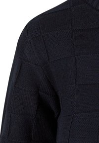 Navyblauwe gebreide trui met een gestructureerd geruit patroon en een geribde halslijn en manchetten. De stof lijkt warm en gezellig.