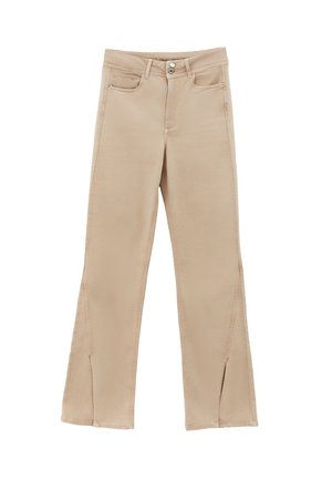 Pantalon beige à coupe droite, fabriqué en tissu doux, avec des fentes à l'ourlet, des poches avant et des boutons en métal en guise d'accents.