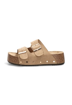 Sandalia tipo slide de ante beige con dos hebillas plateadas ajustables, suela plataforma de corcho y suela exterior negra texturizada.