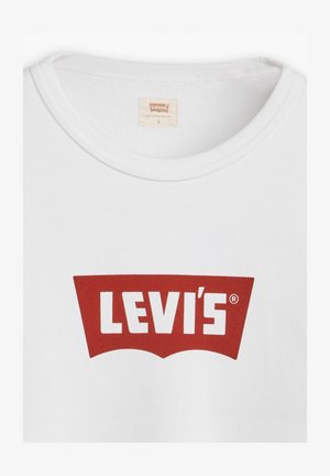 Camiseta de algodón blanca con un grande logo rojo de Levi's® en un diseño curvado, situado de manera central en el pecho. Mangas cortas y cuello redondo.