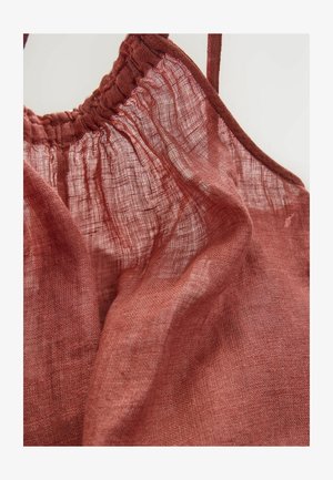 Rötlich-brauner Leinenstoff mit einer weichen, zerknitterten Textur. Verfügt über einen elastischen Ausschnitt und dünne, verstellbare Träger.