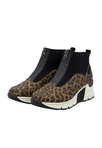 Bottines à imprimé léopard avec panneaux élastiques noirs et zips, dotées d'une épaisse semelle blanche et d'accents en tissu texturé.