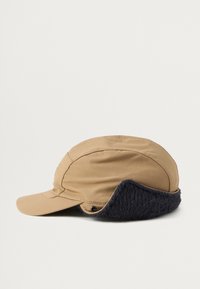Gorra de tela marrón con visera curva, que cuenta con orejeras de felpa negra para mayor calidez. El diseño incluye costuras cosidas y herrajes ajustables.