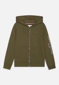 Felpa con zip verde oliva realizzata in cotone, dotata di tasca anteriore, polsini a coste e scritta bianca decorativa sul maniche destro.