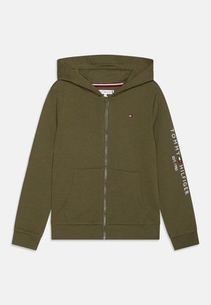 Felpa con zip verde oliva realizzata in cotone, dotata di tasca anteriore, polsini a coste e scritta bianca decorativa sul maniche destro.