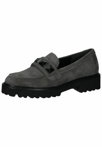 Mocasín de ante gris con suela de goma negra plana, que presenta una banda decorativa con tres tachuelas piramidales negras en la parte delantera.