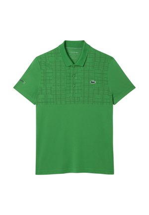 Vihreä polo-paita, joka on valmistettu hengittävästä kankaasta. Yläosassa on geometrinen kuvio, kaksi nappia ja logo rinnassa.