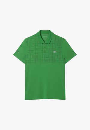 Vihreä polo-paita, joka on valmistettu hengittävästä kankaasta. Yläosassa on geometrinen kuvio, kaksi nappia ja logo rinnassa.