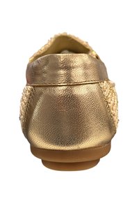 Gouden leren schoen met gevlochten details aan de zijkanten, afgeronde achterkant en vlakke rubberen zool. Glad oppervlak en metallic afwerking.