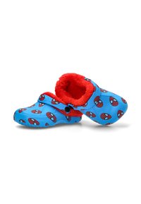 Zuecos azules con patrones de máscaras de Spider-Man en rojo y forro suave rojo, uno de los crocs apoyado en el otro sobre un fondo blanco.