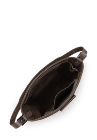 Borsa a spalla in pelle marrone con chiusura a zip, manici piatti e un interno spazioso che presenta tasche e una fodera morbida e testurizzata.