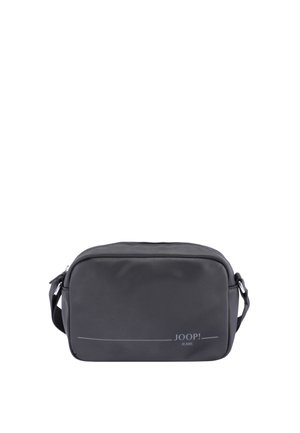 Sort rektangulær crossbody-taske med lynlås og justerbar rem, med "JOOP! JEANS" logo i nederste højre hjørne.