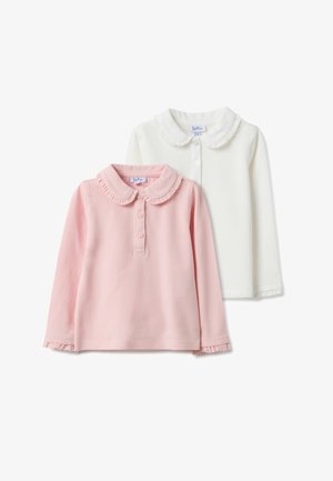 Deux hauts à manches longues pour tout-petits avec col Peter Pan volanté, un rose clair et un blanc, tous deux avec des patte de boutonnage à l'avant.