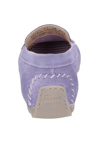 Lila Wildleder Slipper mit runder Zehenform, weißen Nähten und einer beigefarbenen Gummisohle, die ein Logo auf der Rückseite trägt.