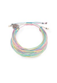 Bracciale a più fili caratterizzato da cordoni intrecciati in colori pastello e dettagli metallici. Chiusura regolabile con piccole perline e ciondolo decorativo.