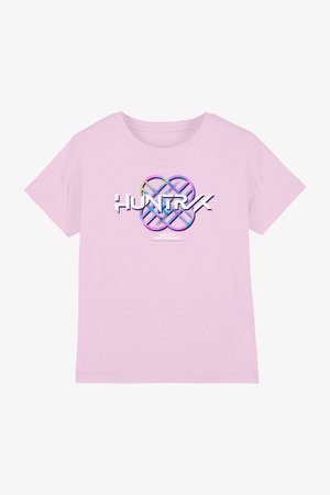 Hellrosa kurzärmliges Hemd mit farbenfrohem abstraktem Herz-Design und großem weißem "HUNTRX"-Schriftzug, mittig auf der Vorderseite.