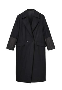 Cappotto nero con silhouette strutturata, caratterizzato da colletto a revers, davanti doppiopetto e dettagli in pelle su maniche e tasche.