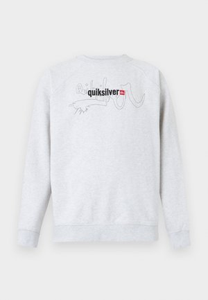 Sudadera gris claro con cuello redondo y mangas largas, con el logo negro "quiksilver" y un emblema rojo centrado en el pecho.